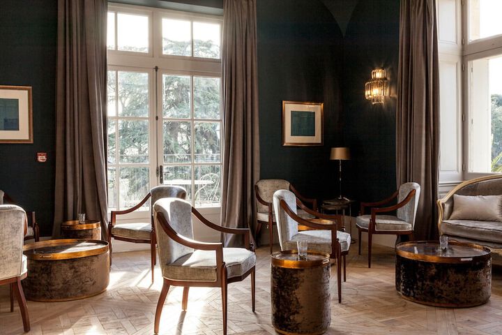 Lobby lounge