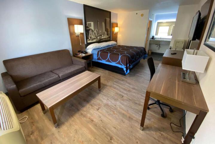 1 King Bed (6 of 8)