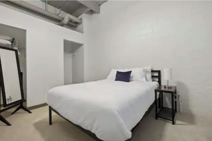 Room 34 of 237