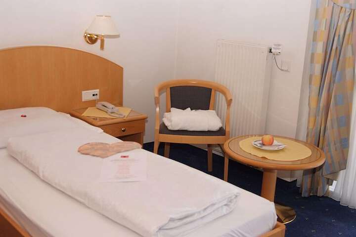Room 2 of 49