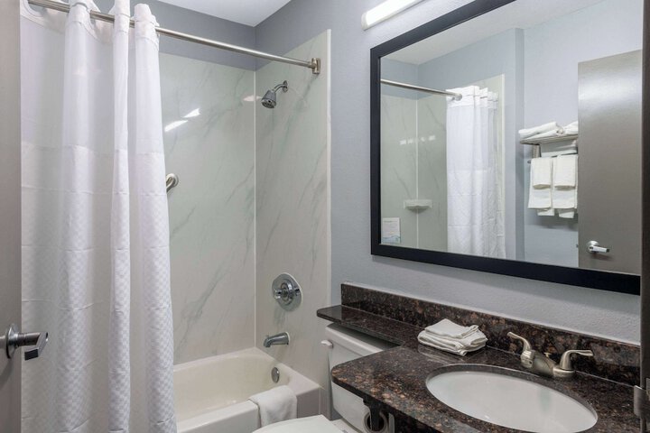 1 Queen Bed Accessible Room (5 of 11)