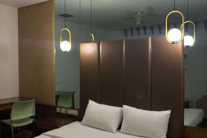 Room 10 of 12