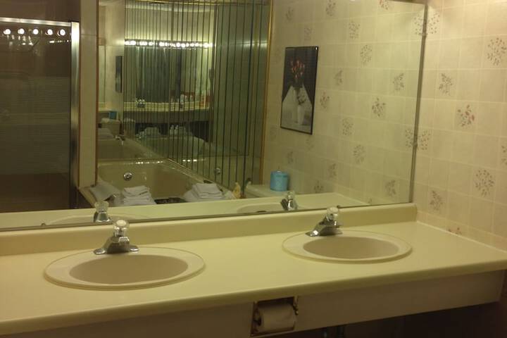 Room 32 of 43