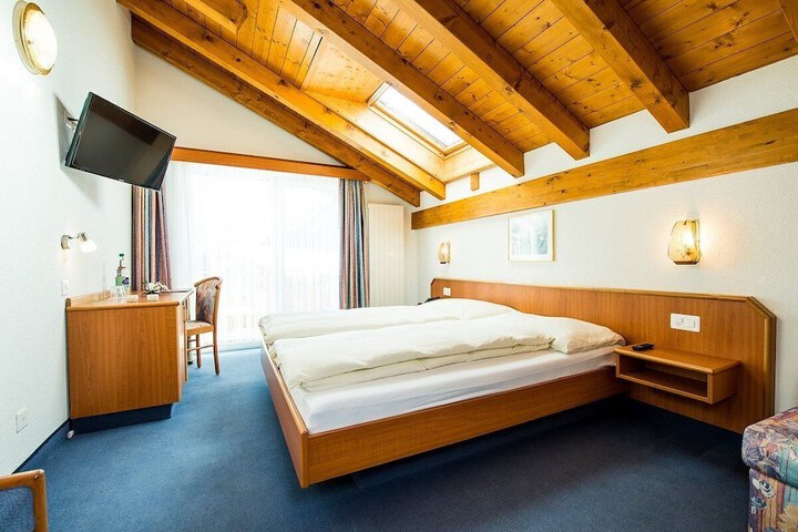 Room 25 of 77