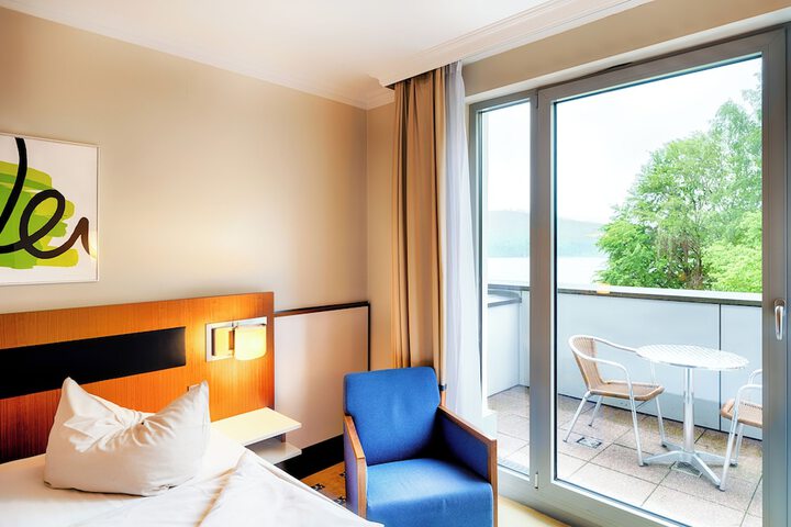 Room 32 of 153