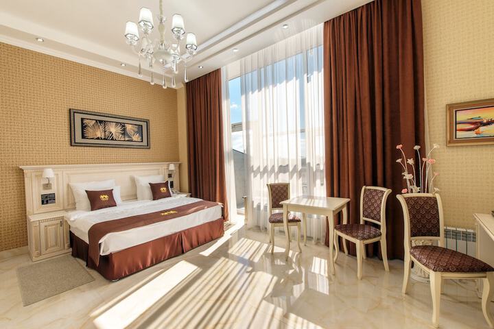Room 25 of 102