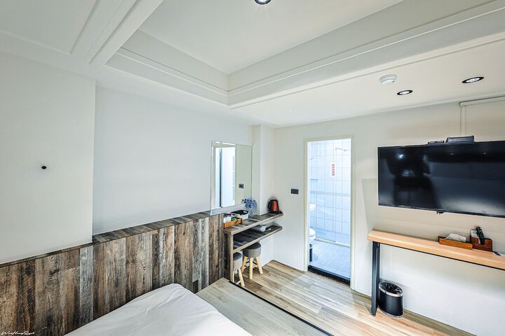 Room 8 of 42
