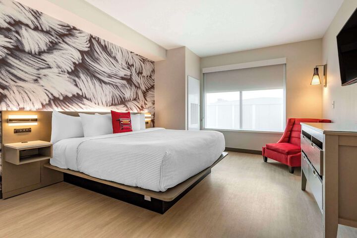 1 King Bed (4 of 19)