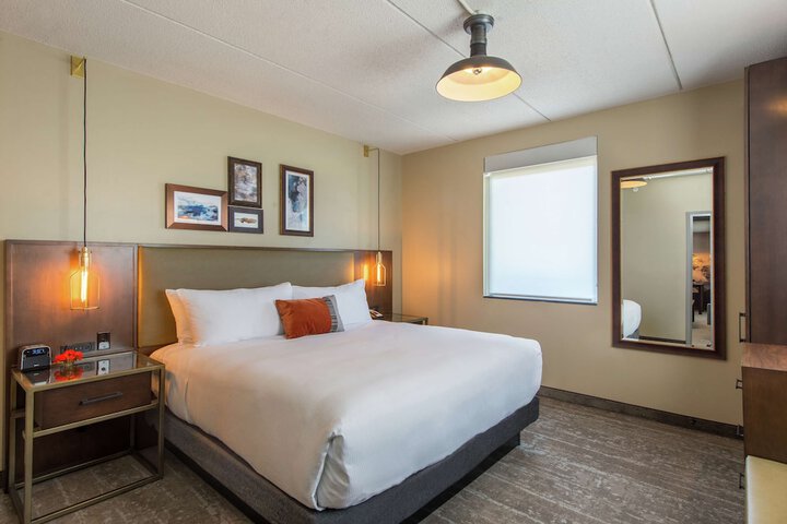 1 King Bed Main Building (12 of 35)