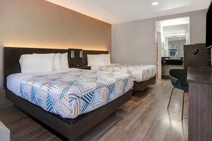 1 Queen Bed Refrigerator (6 of 13)
