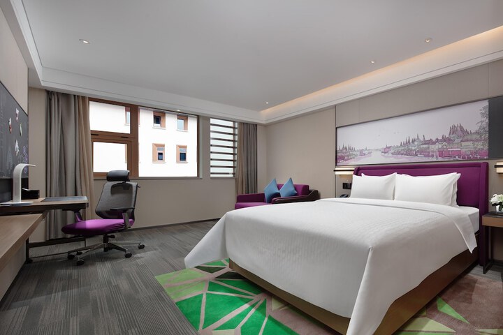 Room 4 of 12