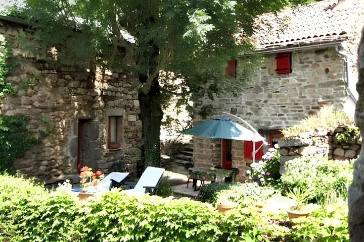 Maison cosy avec vue sur la montagne à Dompnac cheminée