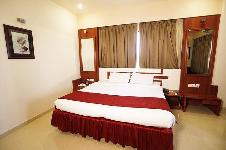 Room 4 of 9
