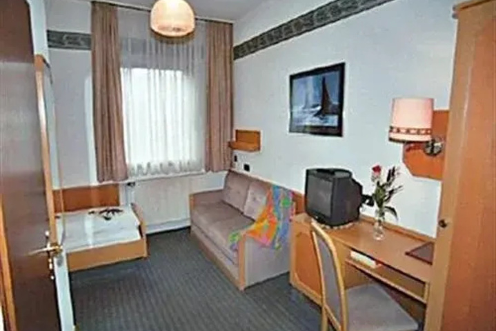 Room 5 of 16