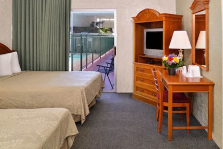 2 Double Beds (8 of 8)