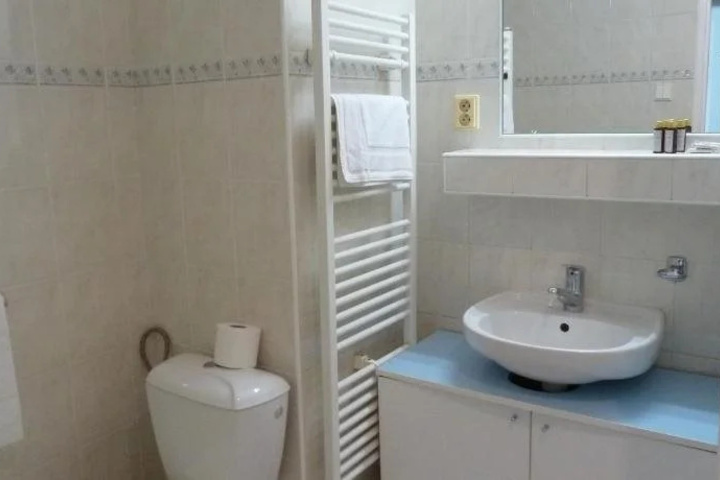 Room 8 of 25