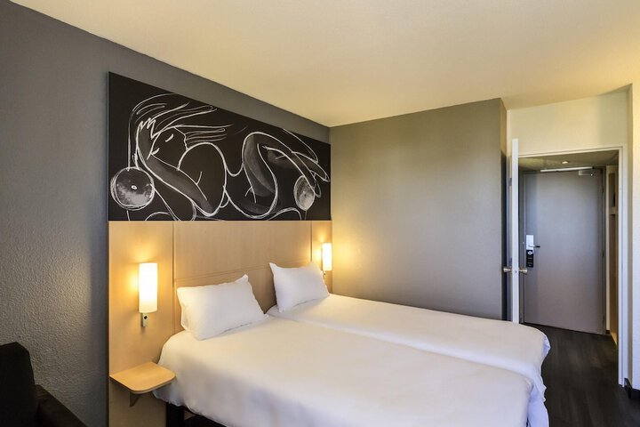 Room 6 of 102