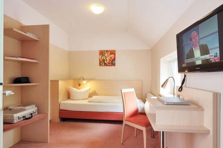 Room 10 of 37