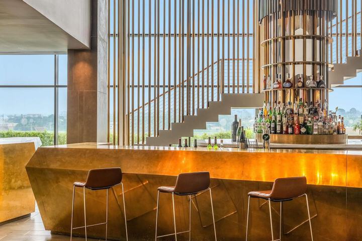 Lounge 87 of 121