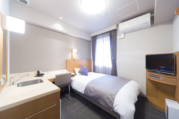 Room 7 of 104