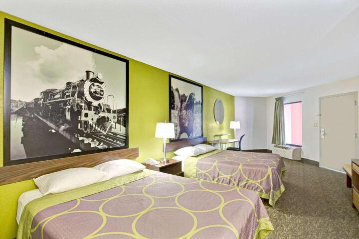 2 Queen Beds (5 of 13)