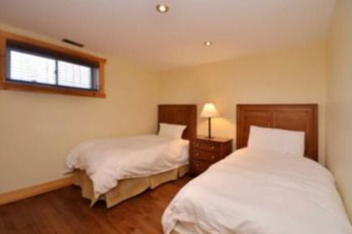 Room 5 of 11