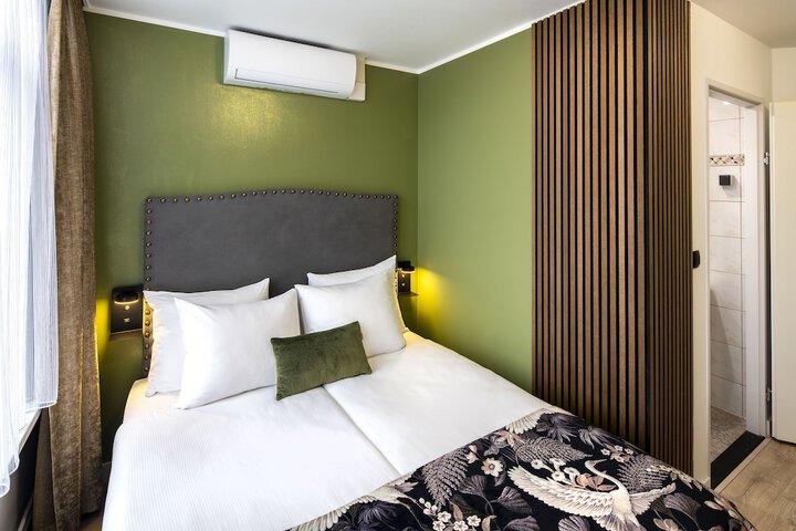 Room 42 of 142