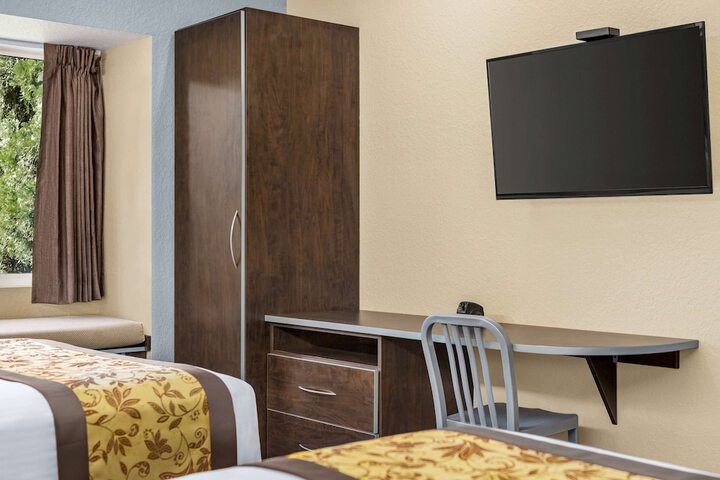 1 Queen Bed (15 of 27)