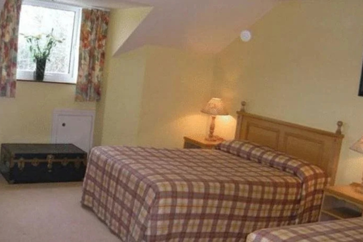 Room 5 of 12