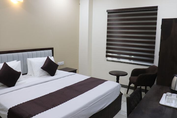 Room 10 of 14