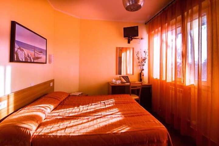 Room 6 of 42