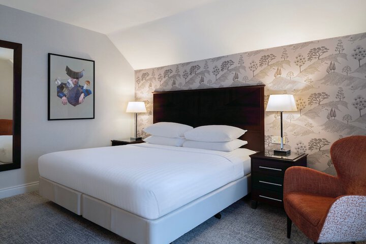 Room 4 of 106