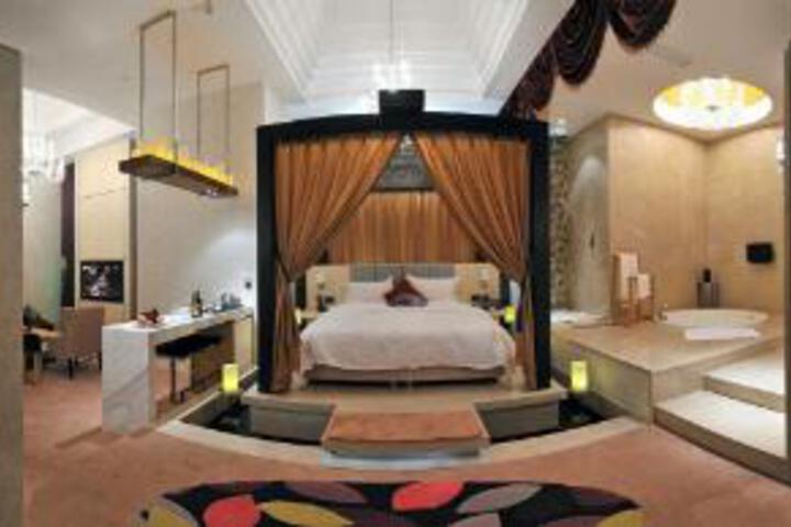 Room 6 of 8