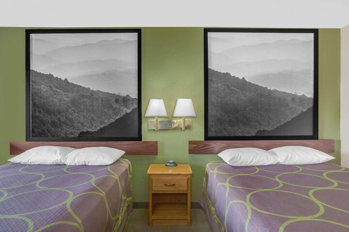 1 Queen Bed (10 of 12)