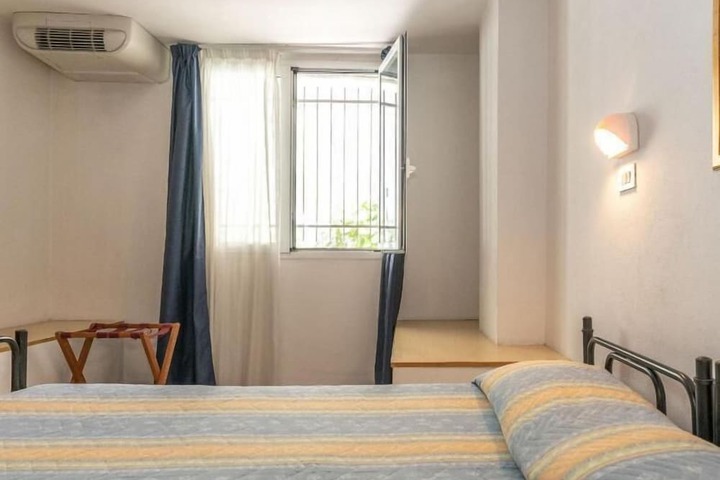 Room 4 of 41