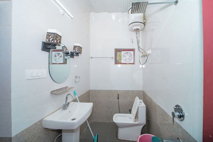 Room 11 of 16