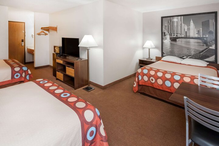 1 Queen Bed (9 of 16)