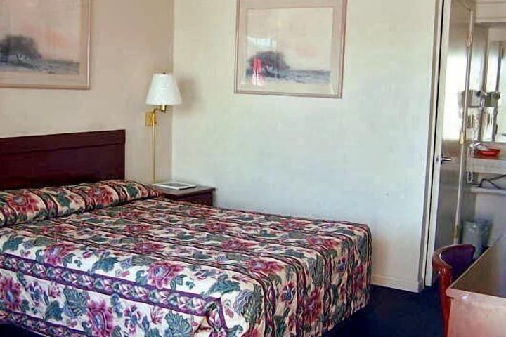 1 Queen Bed (2 of 3)