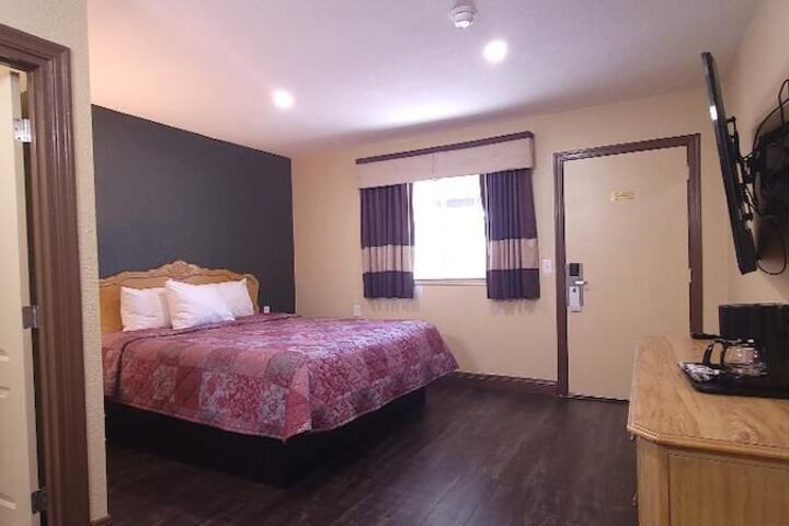 Economy Single Room 1 King Bed Private Bathroom (6 of 6)