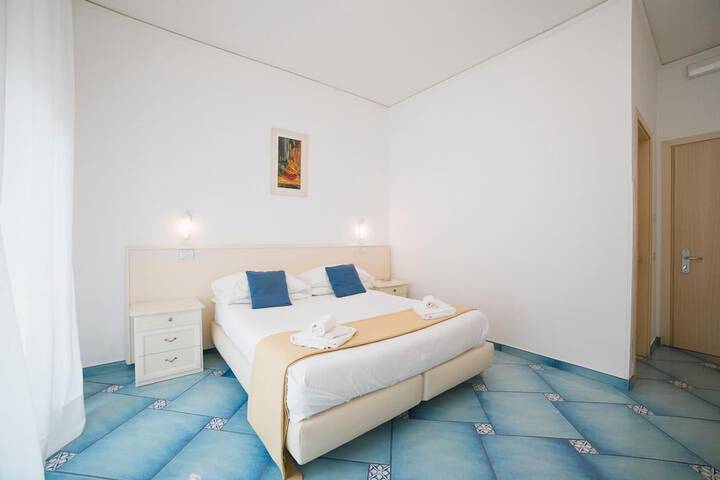 Room 12 of 25