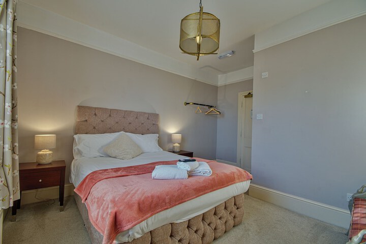 Room 2 of 10