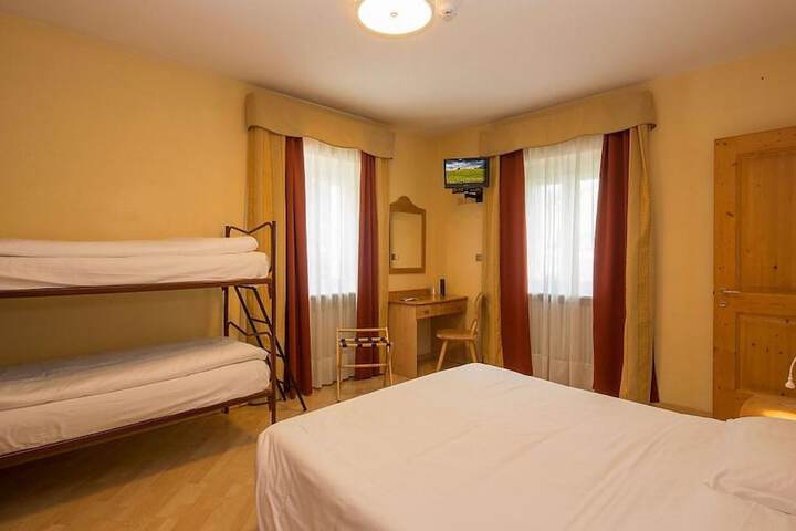 Room 10 of 28