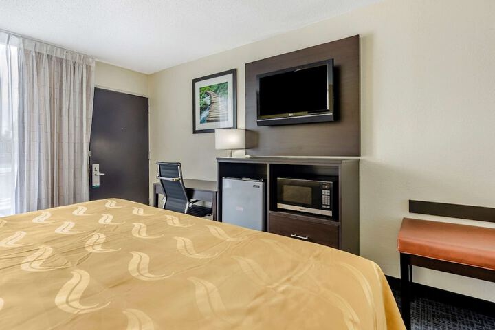 1 King Bed (5 of 14)