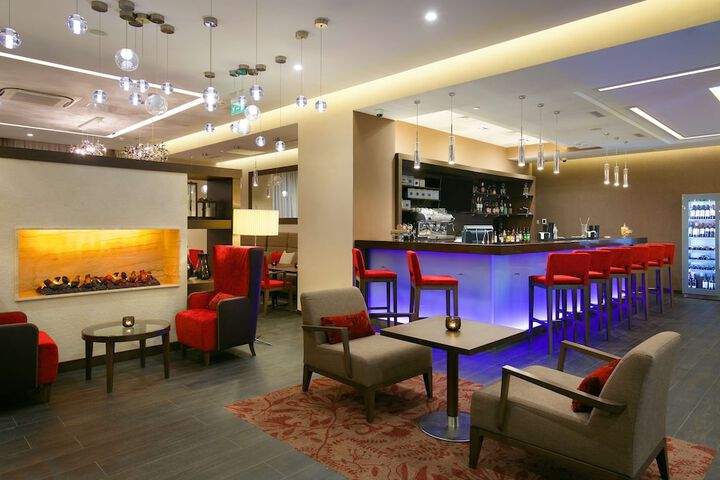 Lounge 77 of 92