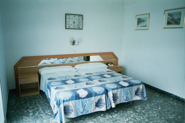 Room 4 of 12