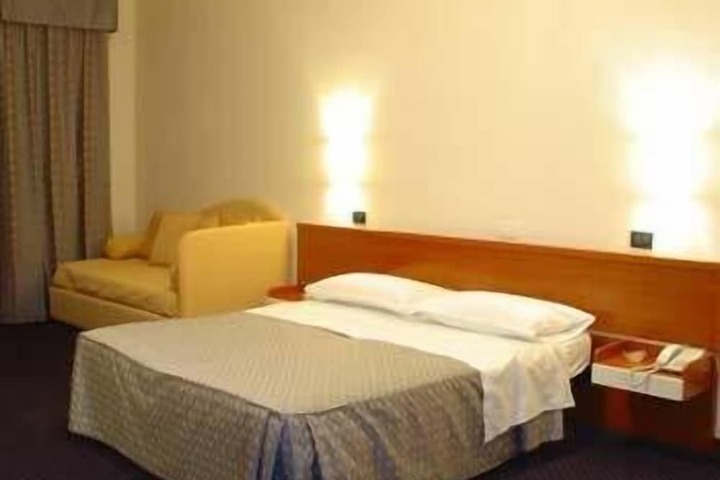 Room 12 of 38