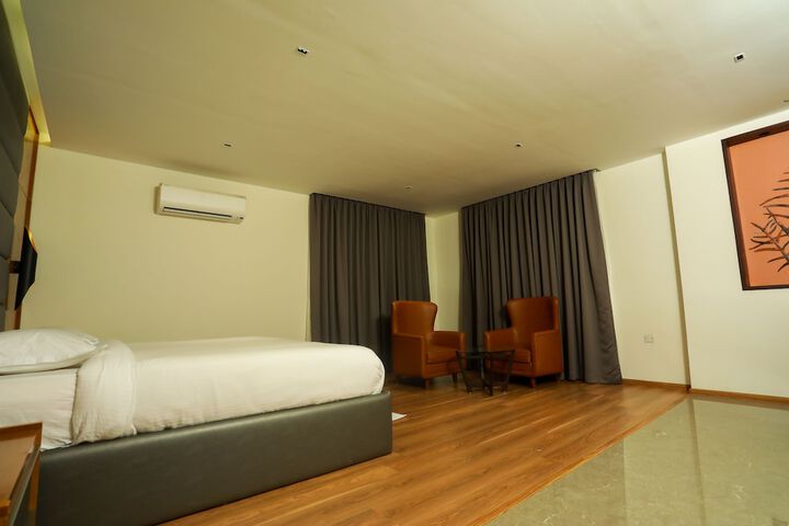 Room 4 of 32
