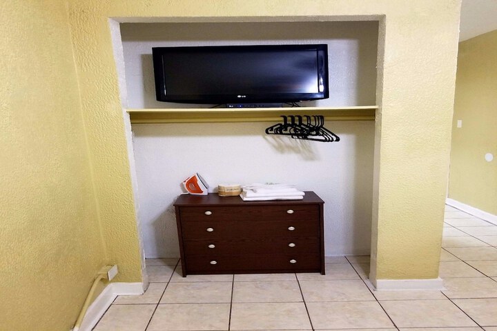 Room 28 of 66