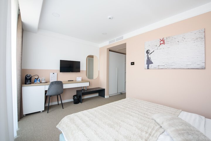 Room 8 of 28
