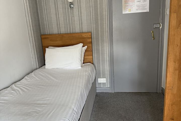 Room 27 of 142